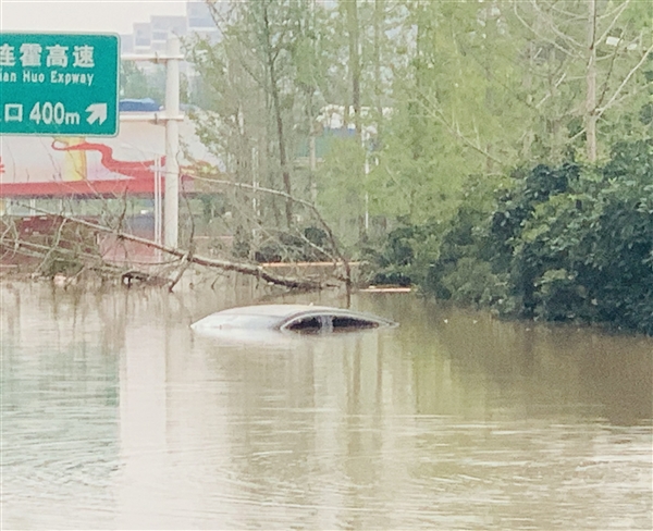 120秒盘点暴雨中民众互助：患难与共画面感动网友