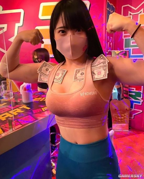 日本肌肉女孩酒吧走红 体验被女健身教练包围的感觉