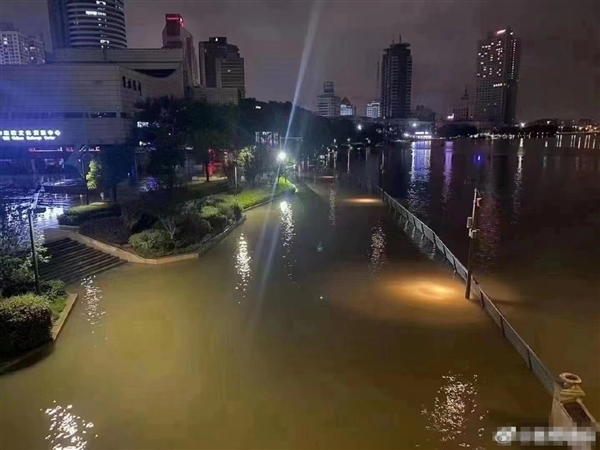 台风烟花将登陆 浙江多处海水倒灌：多个红色预警挂起