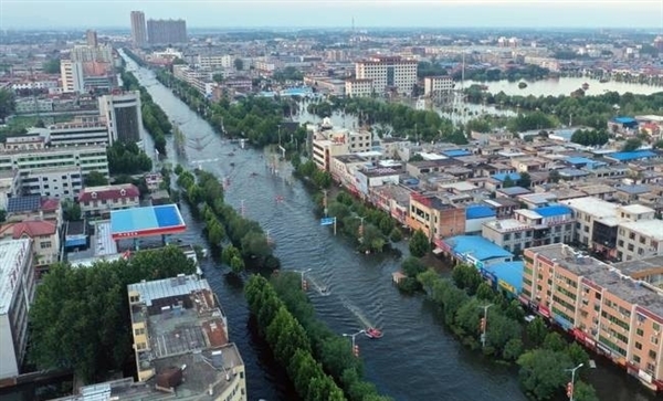 洪水围城下的河南卫辉：内涝水位不退反涨、被水围困成“孤岛”