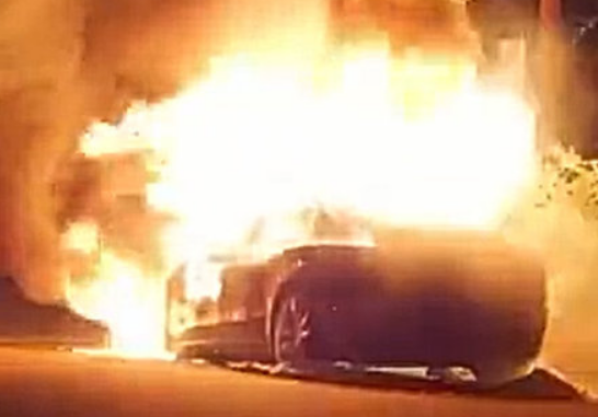 美国加州一辆特斯拉Model S起火爆炸！响声震天