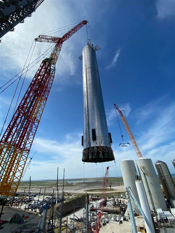 29台发动机 40层楼高！SpaceX超重型火箭、星际飞船首次合体