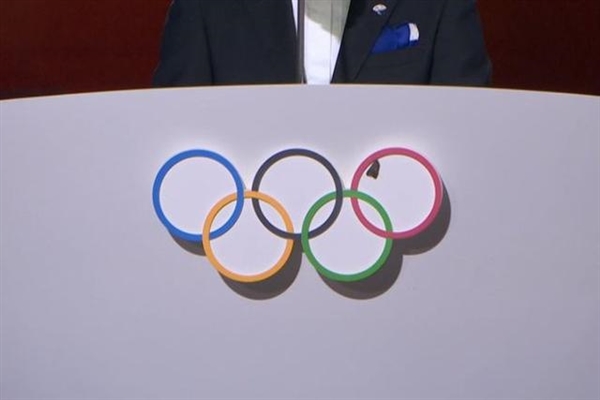 东京奥运五环上落了一只飞蛾 网友：结束了还出幺蛾子