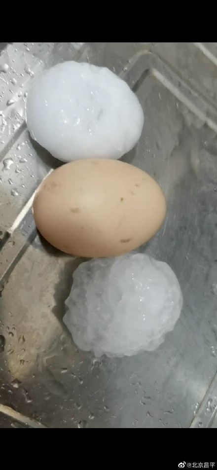 北京晚高峰突降暴雨：冰雹大小如鸡蛋 砸在地上噼啪作响