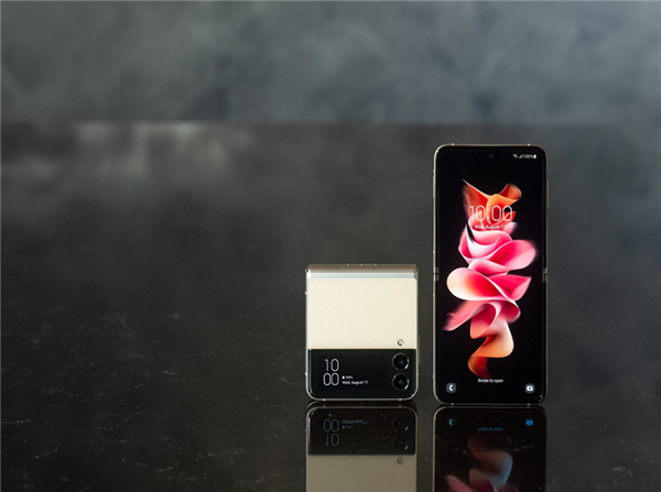 三星新一代折叠屏Galaxy Z Flip3 5G发布：外屏尺寸暴增