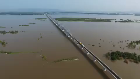 中俄第一座跨江铁路大桥铺轨贯通：去莫斯科节省10小时