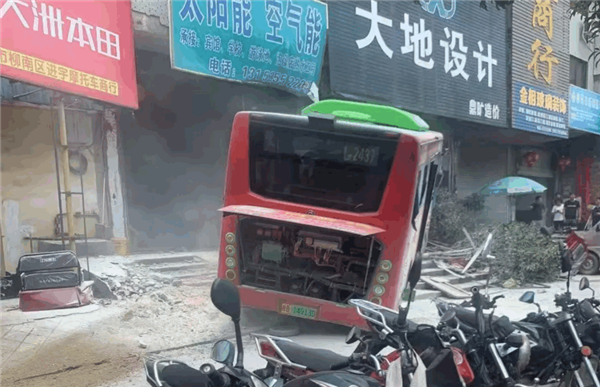 广西柳州一新能源公交车失控冲进路边店铺 车身冒浓烟