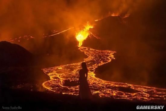 心惊肉跳的美：美女专门在喷发的火山玩自拍