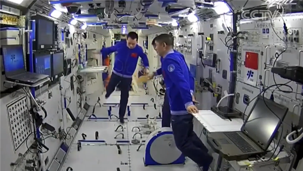 航天员在空间站打乒乓球！来看“太空出差三人组”花式健身