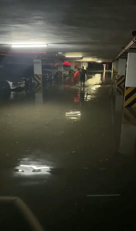 杭州遭暴雨突袭：有车库被淹