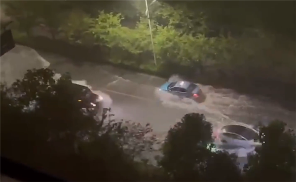 杭州昨晚暴雨突袭：开车如行船、车库被淹