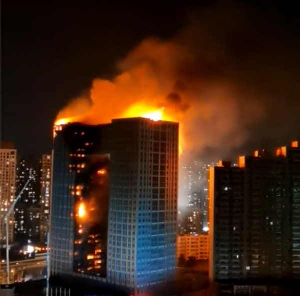 大连凯旋国际大厦突发大火！5个小时了还在燃烧、无人员伤亡