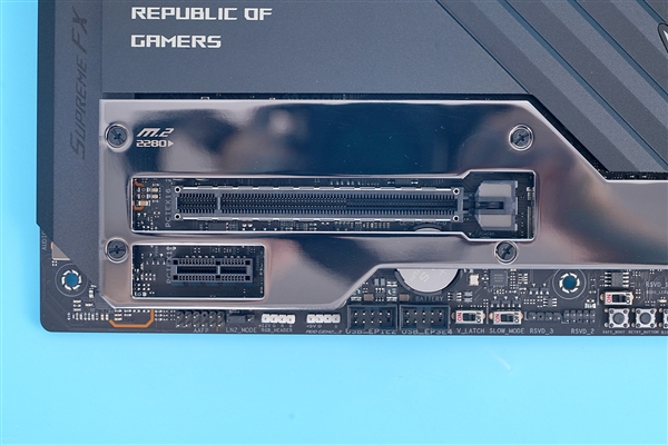 X570板皇！华硕ROG CROSSHAIR VIII EXTREME图赏