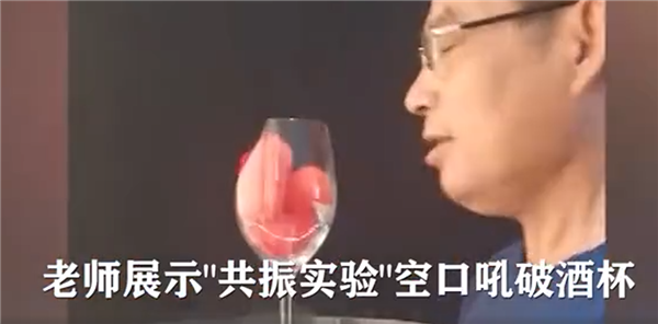 让人叫绝！老师十八般武艺上热搜：徒手画圆 硬核劈砖 