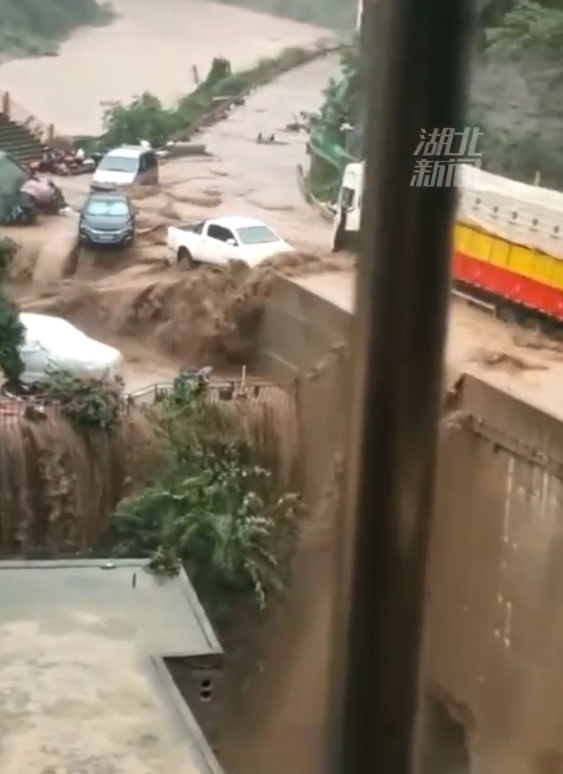 四川古蔺遭暴雨袭击：大桥上居然出现瀑布