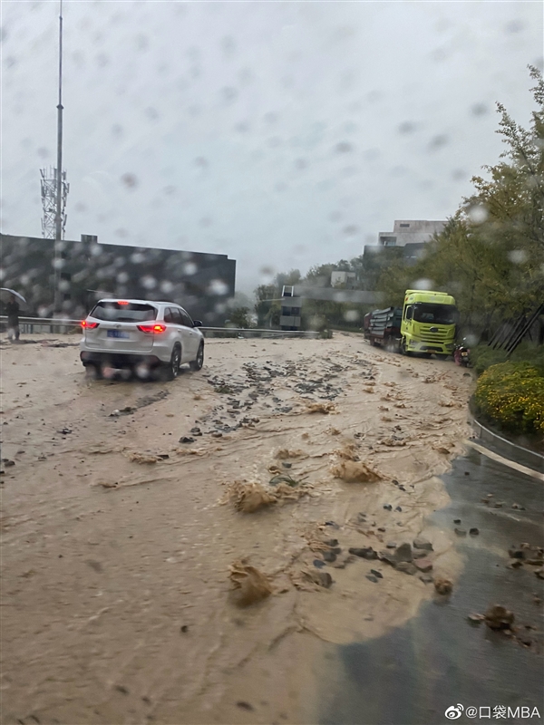 四川古蔺遭暴雨袭击：大桥上居然出现瀑布