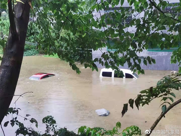 四川古蔺遭暴雨袭击：大桥上居然出现瀑布