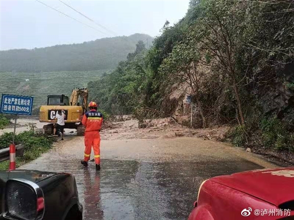 四川古蔺遭暴雨袭击：大桥上居然出现瀑布