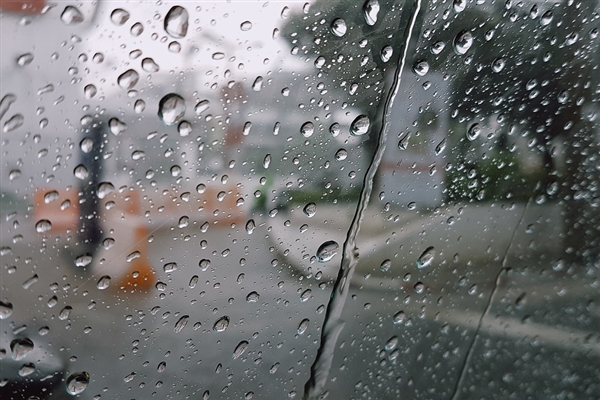 泸县地震又降雨 老师用棉被裹紧孩子：画面令人动容