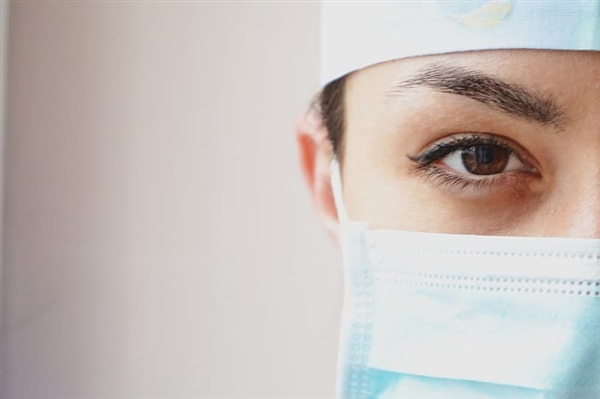 美国医生声称戴口罩会导致一氧化碳中毒：被吊销行医资格