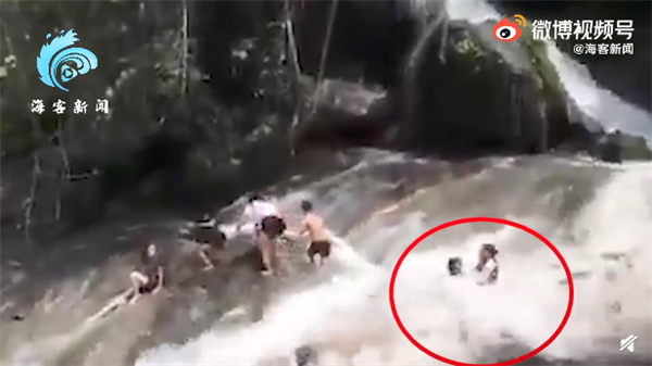 无人机拍下骇人瞬间：菲律宾瀑布1分钟变山洪 一家人被冲走