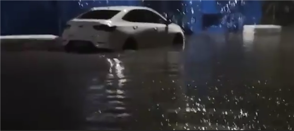 河南鹤壁遭暴雨袭击：路面一片汪洋水深及膝 民众出行艰难