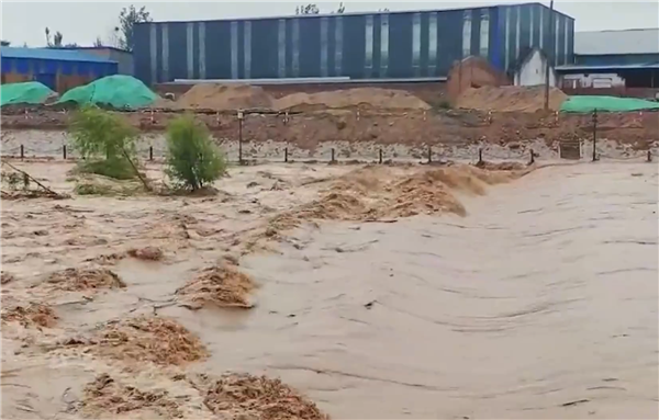 实拍山西乌马河洪水决堤现场：多个村庄被淹 一片汪洋