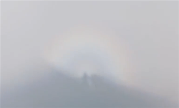 奇观！游客拍到罕见“佛光”：身影在云层中环绕七彩光环