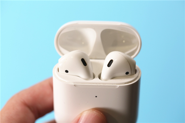 男子误把骨头当成耳机揣兜里 网友：还挺像AirPods