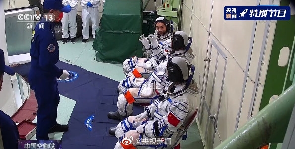 三名航天员齐比OK：太空三人组踏着歌唱祖国歌声出征