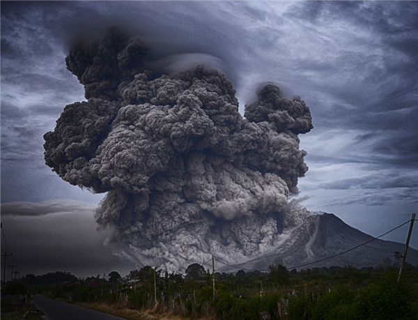 震撼实拍！日本阿苏山爆发：火山渣四处飞溅 浓雾遮天蔽日