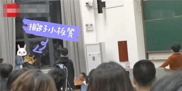 武大学生趴窗听课 《恋爱心理学》讲座爆满：网友称打牢理论知识