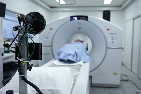 患者在医院做核磁共振检查：仪器启动后吸进氧气瓶夹死患者