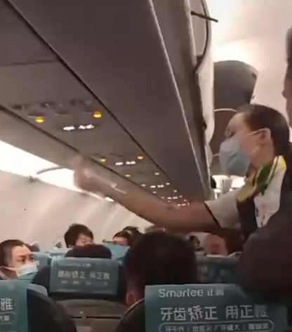 春秋航空回应旅客与空姐争执：触碰安全门 已更换座位