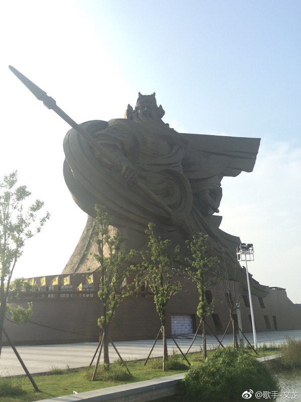 荆州巨型关公像只剩钢架和大刀：建造费用超1.7亿 全球最大青铜雕像