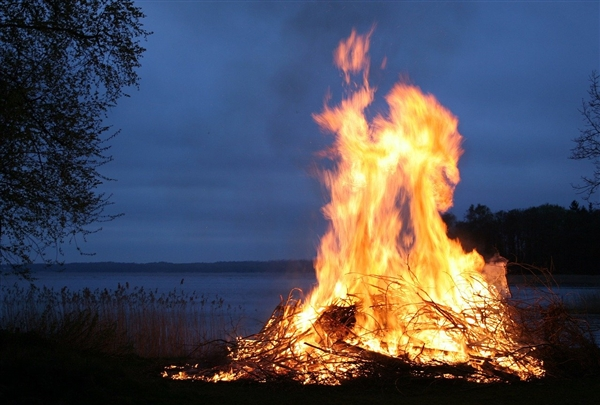 河南一村庄数户人家一月内莫名着火十几次 专家：可能是“鬼火”
