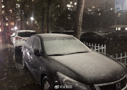 北京初雪来了：延庆、海淀、朝阳等多区雪花飞舞 路面变白