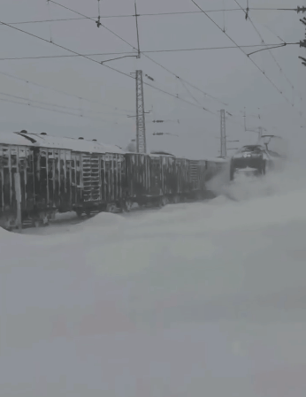 积雪破纪录 内蒙古通辽火车破雪前行：铁路人满满正能量