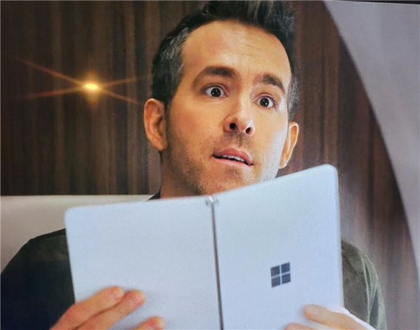 搭载Windows 10X的微软双屏平板神秘现身：竟在《红色通缉令》影片中
