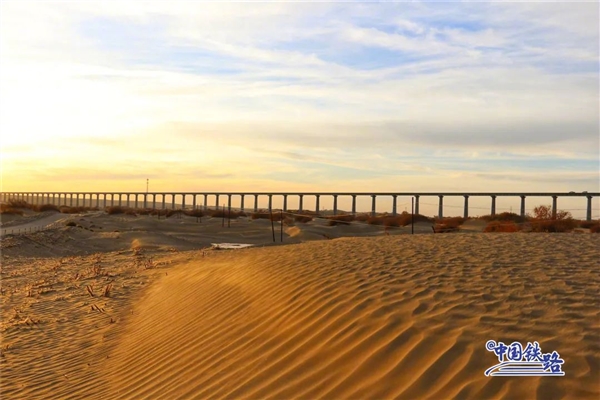 这条铁路圈住中国最大沙漠：千里一根轨 天堑变通途