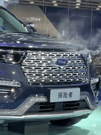 福特探险者广州车展展台自燃 发动机舱冒烟