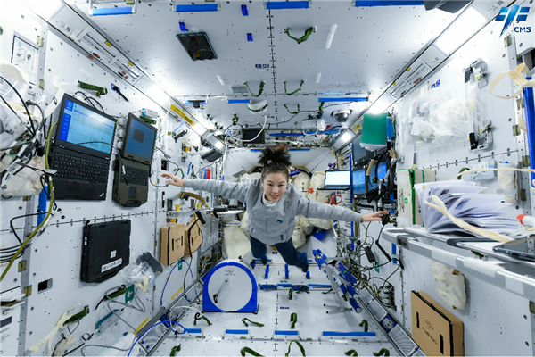 女航天员王亚平空间站高清图曝光 ThinkPad抢镜 联想：不是一般可靠