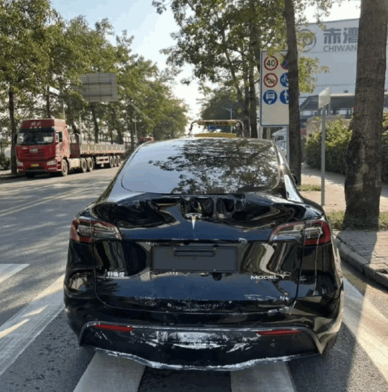 小姐姐喜提特斯拉Model Y 结果没出交付中心大门就上墙