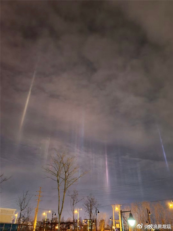 哈尔滨夜空出现奇异光柱：竖立在夜空犹如科幻大片
