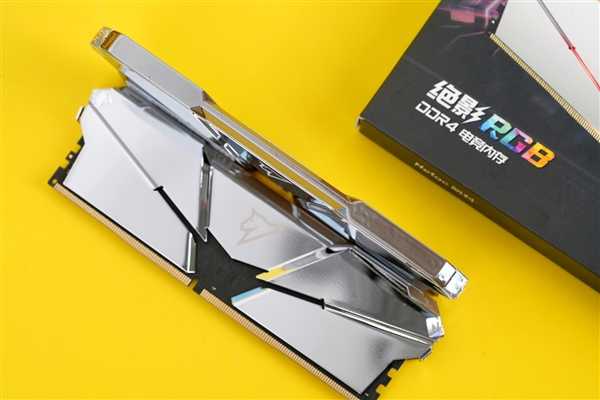 朗科绝影RGB DDR4限量版内存图赏：国产颗粒首次媲美三星B-Die