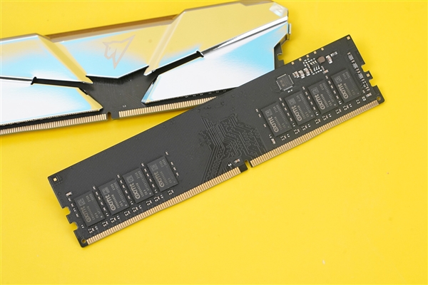 朗科绝影RGB DDR4限量版内存图赏：国产颗粒首次媲美三星B-Die