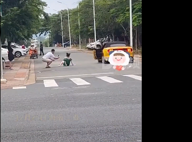 女子躺马路中间追车拍视频 网友怒批：要流量不要命