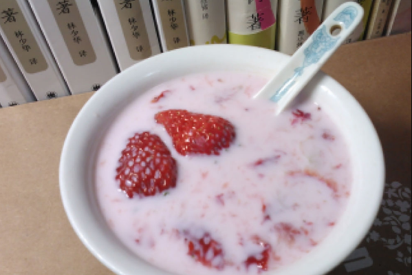 草莓牛奶怎么做（自制草莓牛奶的做法）