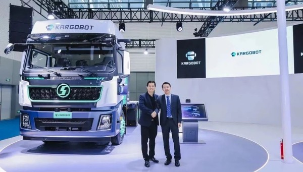 地平线副总裁兼智能汽车事业部总裁张玉峰（左一）与卡尔动力CEO韦峻青（右一）